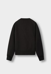 Fekete pulóver kerek nyakkivágással, raglán ujjakra és bordás mandzsettákra és szegélyre szabva. Sima textúra és minimalista dizájn, látható logók nélkül.