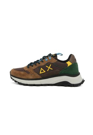 Sneaker in suede marrone e rete con accenti verdi e gialli, lacci blu e una spessa suola bianca e nera, caratterizzata da un logo geometrico.