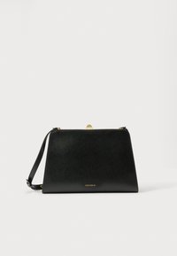 Mustast nahast käekott struktureeritud kujuga, millel on kuldne klamber ja eemaldatav rihm. Sile tekstuur peene läikega.