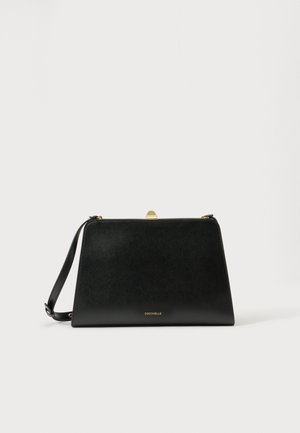 Musta nahkainen käsilaukku, jossa on jämäkkä muoto, kultainen solki ja irrotettava olkahihna. Sileä pinta, jossa hillitty kiilto.