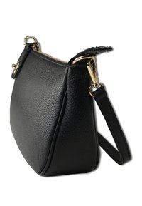 Zwarte leren handtas met een gestructureerde afwerking, hardware in goudkleur, een ritssluiting en een afneembare schouderriem. Rond ontwerp.