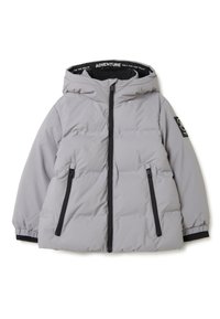 Chaqueta acolchada gris con capucha, cremallera negra y bolsillos laterales. Presenta un parche con logo en la manga y puños elásticos para un ajuste ceñido.