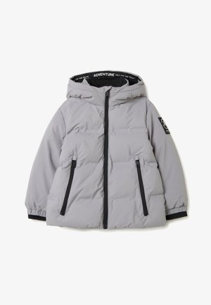 Grijze gewatteerde jas met een capuchon, zwarte rits en zijzakken. Voorzien van een logopatch op de mouw en elastische manchetten voor een comfortabele pasvorm.