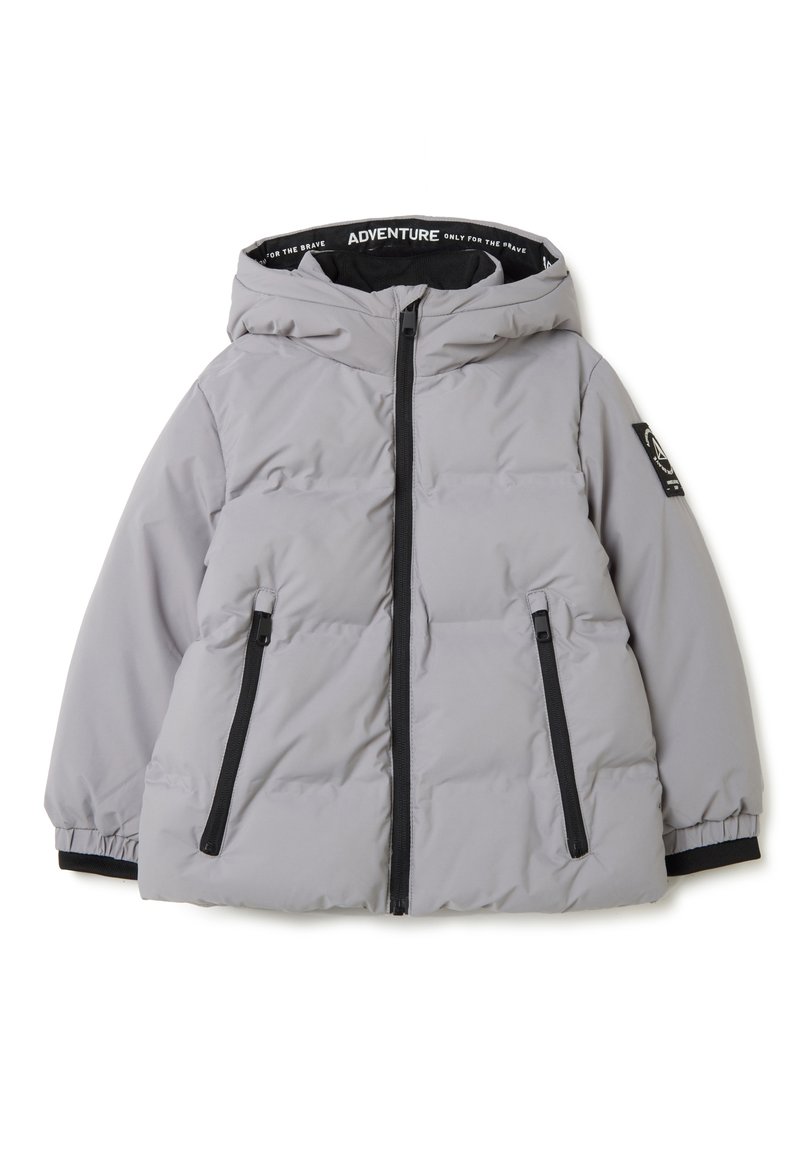 Chaqueta acolchada gris con capucha, cremallera negra y bolsillos laterales. Presenta un parche con logo en la manga y puños elásticos para un ajuste ceñido.