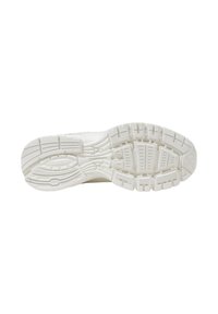 Suola di scarpa sportiva bianca con superficie in gomma teksturata, caratterizzata da scanalature e rilievi per migliorare trazione e flessibilità.