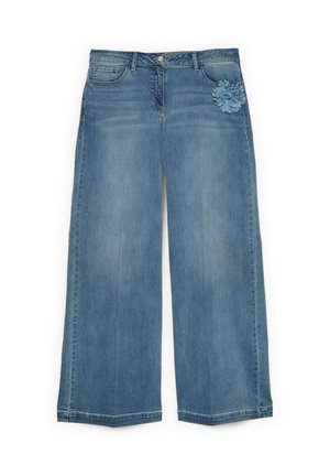 Lyseblå jeans med vidde i benene og en falmet effekt, forlommer, bæltestropper og en stofblomsterdetalje på højre hofte.