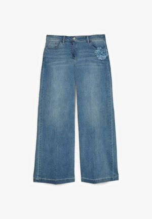 Vaqueros azul claro de pierna ancha con un efecto desteñido, bolsillos delanteros, trabillas para cinturón y un detalle de flor de tela en la cadera derecha.