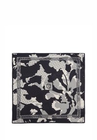 Seidenschal mit einem schwarz-grauen Blumen-Tarnmuster, umrandet mit weißen Nähten und einem Logo in der Mitte.