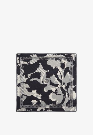 Zijde sjaal met een zwart en grijs bloemen camouflagepatroon, omrand met witte stiksel en een logo in het midden.
