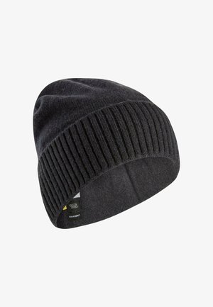 Donkergrijze gebreide beanie met een geribde boord, gemaakt van zachte wol. De textuur is soepel met een strakke pasvorm. Heeft een klein merklabel aan de binnenkant.