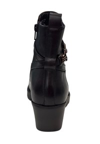Stivale alla caviglia nero in pelle liscia con punta rotonda, tacco basso, fibbia decorativa su un lato e dettagli di cucitura sul retro.
