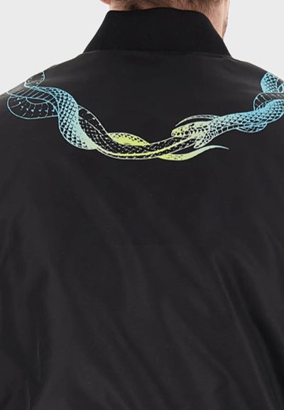 Giubbotto bomber nero con una grafica di un serpente colorato sul retro, con accenti blu, verdi e neri. Tessuto liscio, colletto a coste.