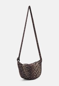 Geantă mică de tip crossbody cu curea reglabilă, având un model leopard maro și negru pe material textil.