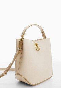 Borsa a secchiello beige con manico superiore, tracolla staccabile e dettaglio in forma di lucchetto dorato al centro anteriore.