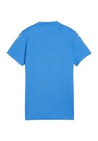 Maglietta sportiva blu realizzata in un tessuto morbido, con maniche corte, colletto tondo e dettagli con logo su ciascun lato delle spalle.