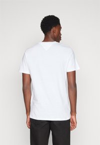 Tommy Jeans SLIM ESSENTIAL GRAPHIC TEE - Apdrukāts T-krekls - white