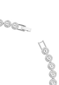 Zilveren armband met ronde schakelstukken versierd met sprankelende ronde kristallen, omringd door kleinere heldere stenen, met een veilige sluiting.