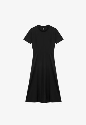 Vestido negro de manga corta con escote redondeado de canalé, cuerpo ajustado y falda acampanada, hecho de una tela suave sin patrones visibles.