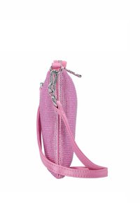 Borsa a tracolla rosa con finitura texture, decorata con piccoli chiodi in argento. Dotata di chiusura con cerniera e cinturino a spalla rimovibile.