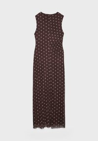 Robe longue marron sans manches avec pois rose clair et fronces latérales, présentée à plat sur fond blanc.