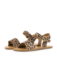 Sandalias planas de estampado de leopardo con dos tiras anchas y un acento de hebilla, con una plantilla texturada en marrón y suela flexible.