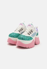 Glitrende grønne plattformsneakers med rosa gummisåle, hvit mesh-overdel og grå detaljer; har snøring og leken logo.