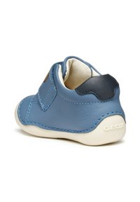 Scarpa in pelle blu con una texture liscia e suola in gomma bianca. Presenta dettagli di cucitura e una chiusura con strap in velcro. Logo del marchio sul tallone.