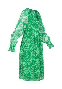 Zelené šaty se vzorem, dlouhými balónovými rukávy, výstřihem do V a splývavou siluetou se geometrickými vzory v různých odstínech zelené.