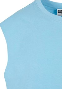Világoskék ujjatlan felső, pamut keverékből készült, környakú és sima textúrájú. A címke látható a márkanevével.