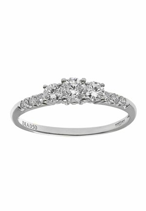 Diamantring mit einem polierten Weißgoldband, das drei größere runde Diamanten in der Mitte und kleinere Diamanten entlang des Bandes hat.