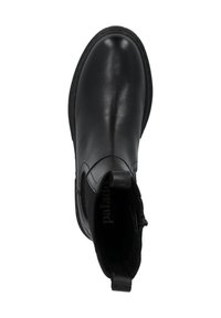Bottine en cuir noir avec un bout rond, des panneaux latéraux élastiques et un intérieur texturé. Elle possède une languette à l'arrière pour un enfilage facile.