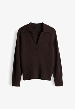 Pull-over marron en tricot avec un large col, un profond col en V et un ourlet côtelé. Texture douce avec des manches longues et une coupe décontractée.