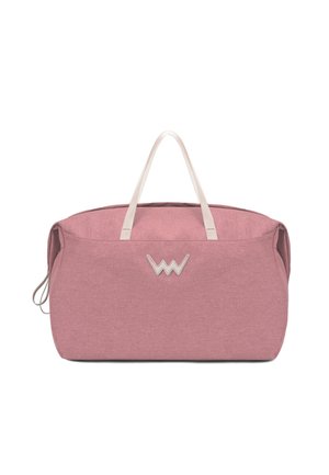 Rosa Stoff-Reisetasche mit weißen Griffen und einem Logo-Akzent. Weiche Textur, geräumiges Design und genähte Details auf der Vorderseite.