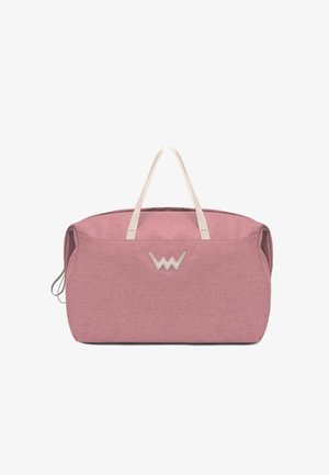 Rosa Stoff-Reisetasche mit weißen Griffen und einem Logo-Akzent. Weiche Textur, geräumiges Design und genähte Details auf der Vorderseite.