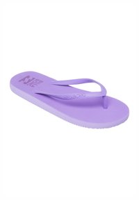 Lila flip-flop i gummi med en strukturerad sula, fina remmar och upphöjt varumärkeslogotyp. Slät yta med en minimalistisk design.
