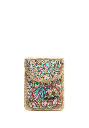 Pequeño bolso rectangular con abalorios con patrón floral colorido y diseño de elefante en la solapa frontal, enmarcado con ribete trenzado dorado.
