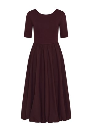Robe bordeaux foncé avec un corsage côtelé ajusté, un col en U, des manches longueur coude et une longue jupe fluide froncée.