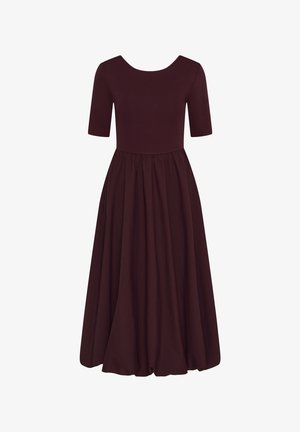 Robe bordeaux foncé avec un corsage côtelé ajusté, un col en U, des manches longueur coude et une longue jupe fluide froncée.