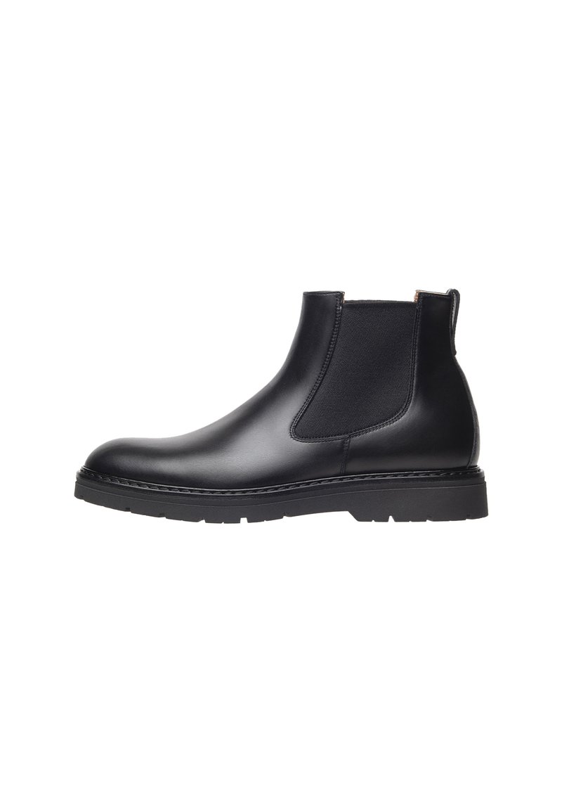 Stivale Chelsea in pelle nera con pannelli laterali elasticizzati, punta tondeggiante, suola in gomma resistente e cuciture a contrasto lungo il perimetro.