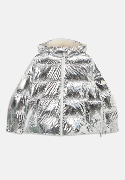 Hõbedane metallik puffer jope kapuutsiga, ees lukuga ja sünteetilise karvaga vooder, esitatud lamavast asendis valgel taustal.
