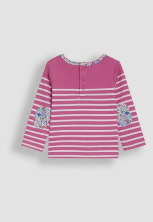 Chemise à manches longues rose avec des rayures blanches, des coudières en motif floral et un col festonné avec des boutons au dos.