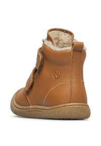 Stivale per bambini in pelle marrone con fodera in shearling, cinturini con chiusura a strappo e suola in gomma strutturata, mostrato di lato e da dietro.