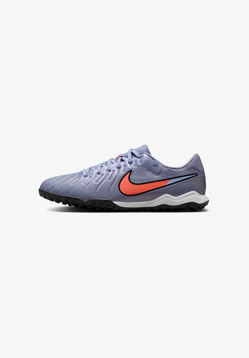 Svijetloplave fudbalske kopačke s teksturiranim gornjim dijelom, crnim potplatom, narančastim Nike swooshom i sivim akcentima. Ima čipkast dizajn za sigurno prianjanje.