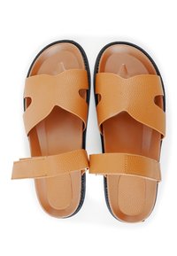 Bruine gestructureerde sandalen met twee brede banden, een zachte binnenzool en een zwarte rubberen buitenzool. Verstelbare band voor een veilige pasvorm.