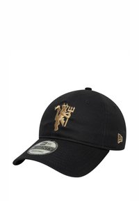 Schwarze Baseballmütze mit strukturiertem Design, goldgesticktem Logo, verstellbarem Riemen und flachem Schirm. Hergestellt aus strapazierfähigem Material.