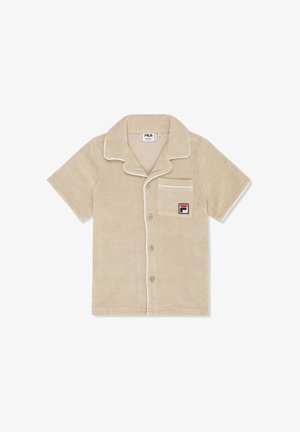 Camisa beige de manga corta con botones, ribete blanco, bolsillo frontal y logo de Fila en el bolsillo del pecho.