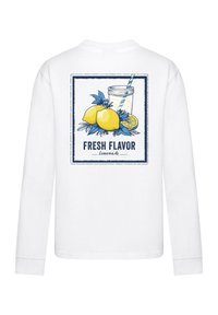 Cămașă albă cu mânecă lungă, având un grafic de limonadă albastru și galben, cu lămâi, un borcan și textul "AROMĂ PROASPTĂ" deasupra.