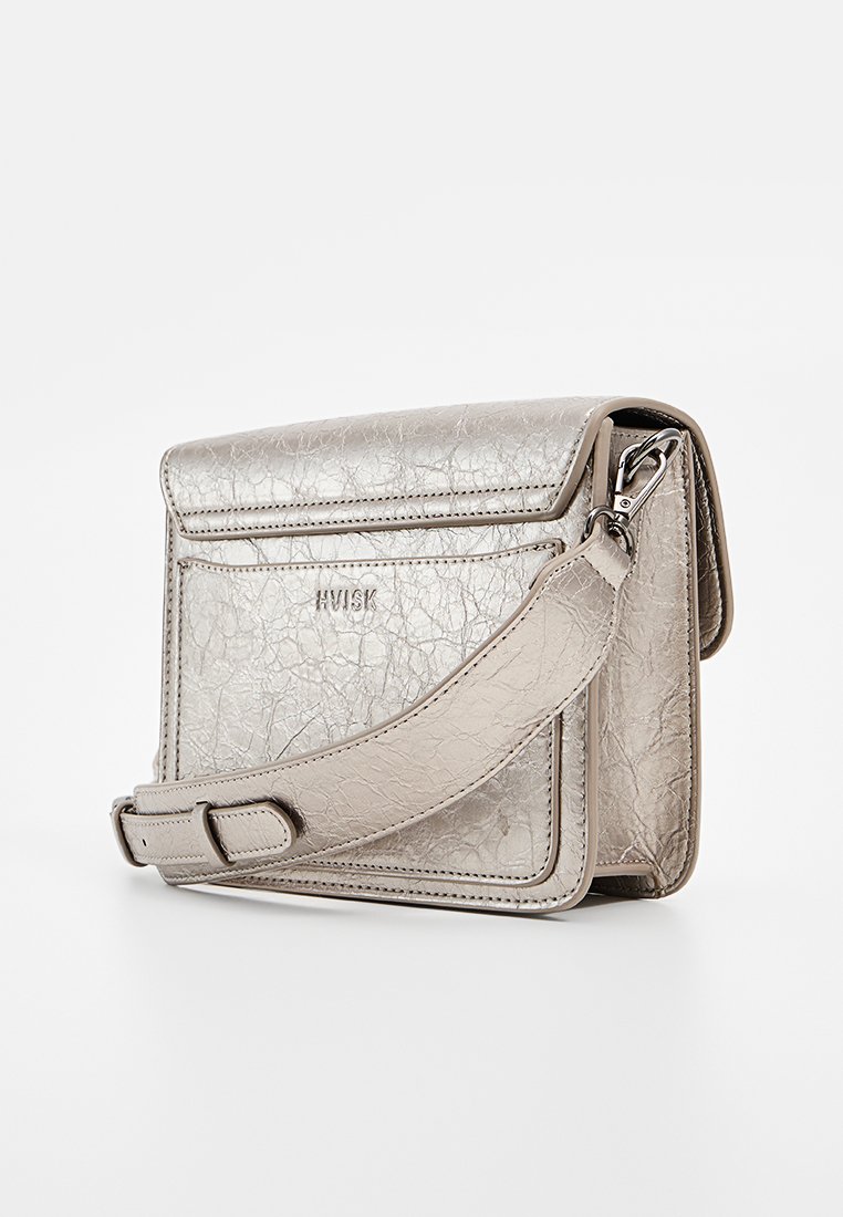 Metallisch silberne Handtasche mit strukturierter Oberfläche, verstellbarem Tragegurt und Klappenverschluss. Verfügt über ein dezentes Markenlogo auf der Vorderseite.