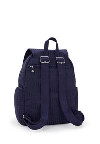 Mörkblå ryggsäck gjord av texturerad tyg, med två justerbara remmar, en dragkedjeficka och en mönstrad utsida.