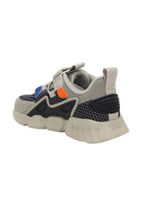 Graue Mesh-Sneaker mit blauen und orangefarbenen Akzenten, dicke Gummisohle, strukturierte Seitenpaneele und Klettverschlüsse.